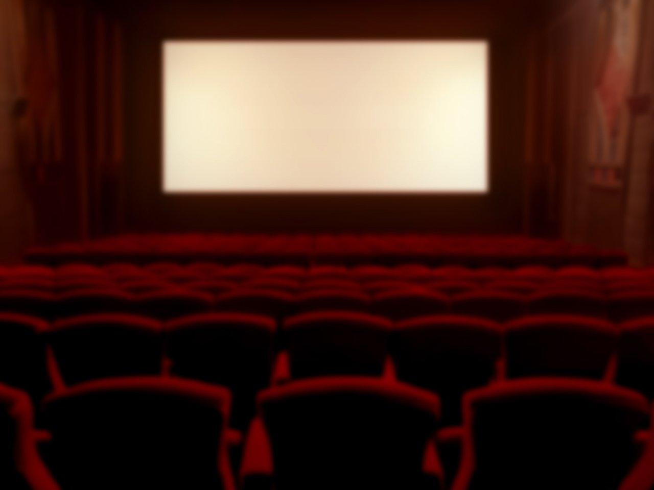 Affiche de films divers dans un cinéma, illustrant la controverse et la diversité liés à la cancel culture.
