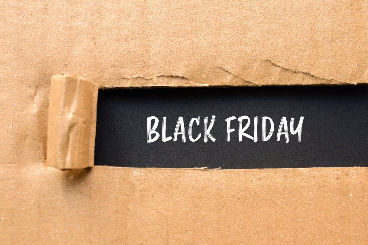 Alertes de scams du Black Friday sur smartphone, illustrant les risques d'arnaques et de fausses promotions.