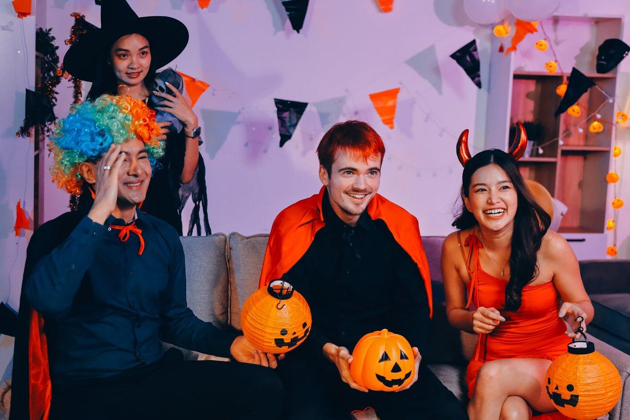 Collage des costumes spectaculaires des célébrités Halloween 2025 lors d’une soirée festive.