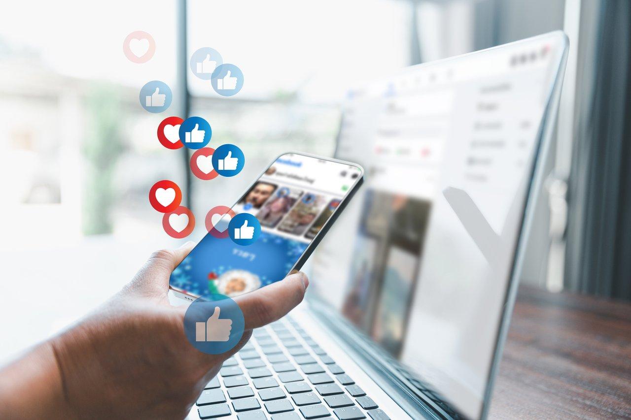 Comparaison d’écrans TikTok et Instagram Reels illustrant différentes interfaces de social media app screens.