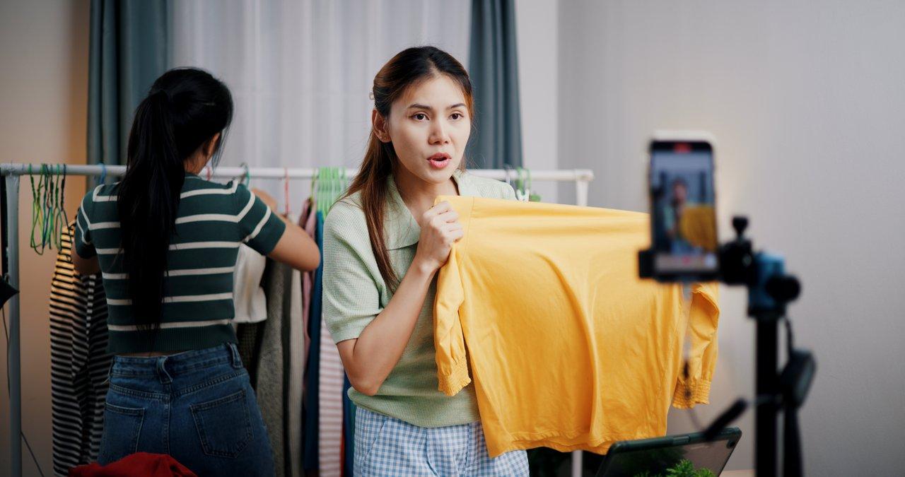 Créatrices françaises en plein live shopping Instagram, présentant des vêtements en interaction avec leur audience.