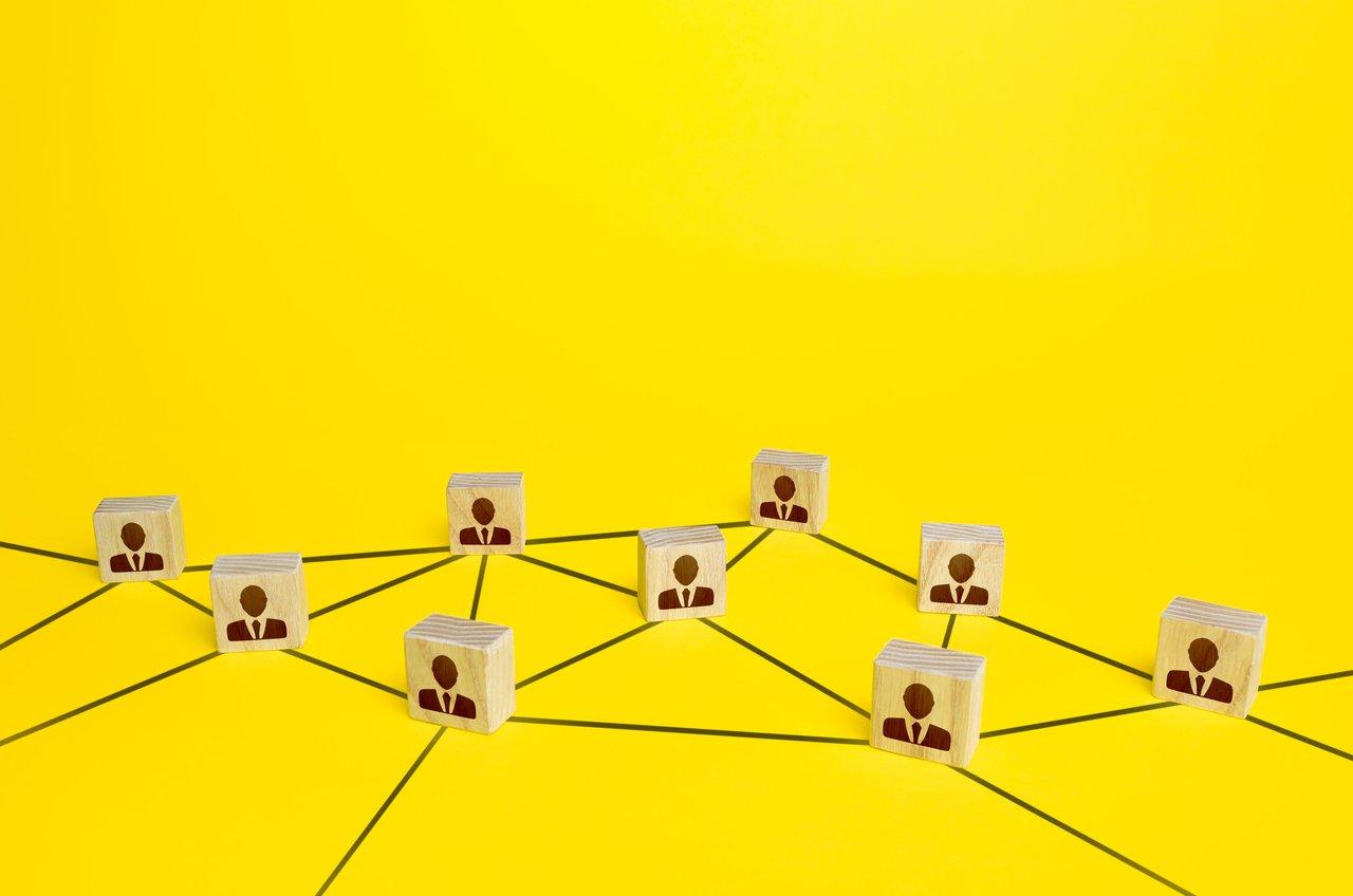 Diagramme du réseau social illustrant les relations entre influenceurs, communautés et réseaux sociaux dans les phénomènes de cancellations.
