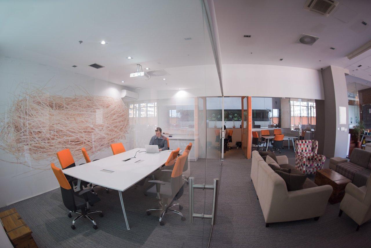 Digital entrepreneurs travaillant dans un espace de coworking moderne, illustrant leur parcours entrepreneurial innovant.