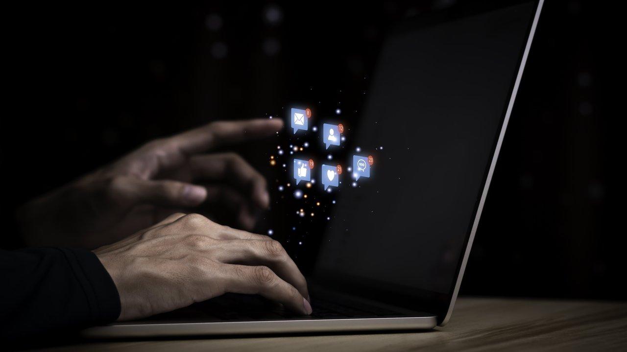 Écran d’ordinateur montrant la viralité d’un leak de contenu sur les réseaux sociaux.