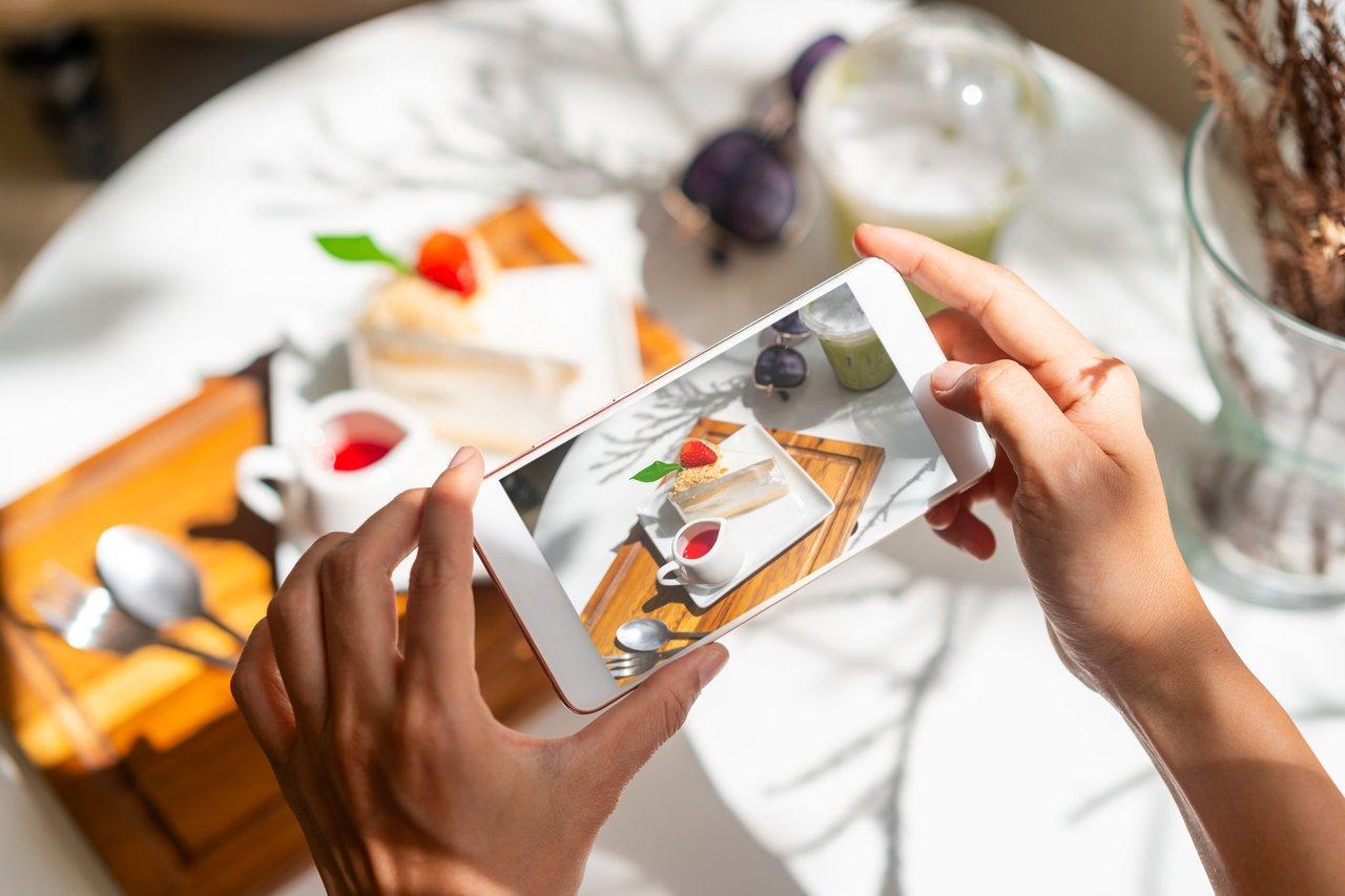 Écran smartphone affichant un fil d’actualité social media feed Instagram avec commentaires en cours.