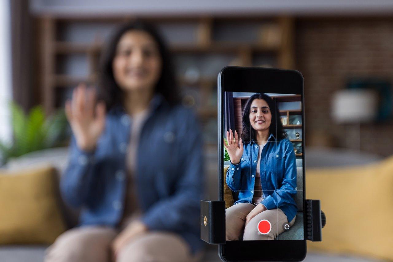 Écrans de vidéos TikTok en 2025 illustrant tutoriels, défis danse et storytelling personnel.