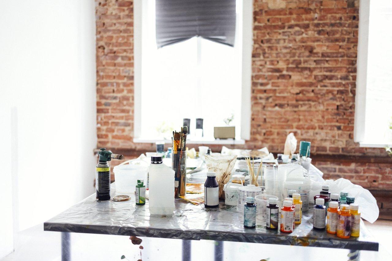 Espace de travail d’un artiste épuisé, illustrant les signes de fatigue liés à la gestion du burn-out créatif.