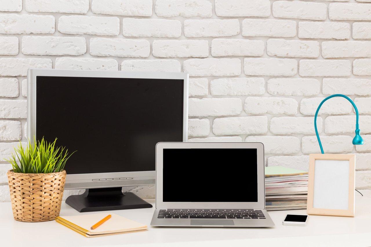 Espace de travail d’un créateur de contenu dans une maison d’influence, équipé d’outils numériques et merchandising personnalisé.