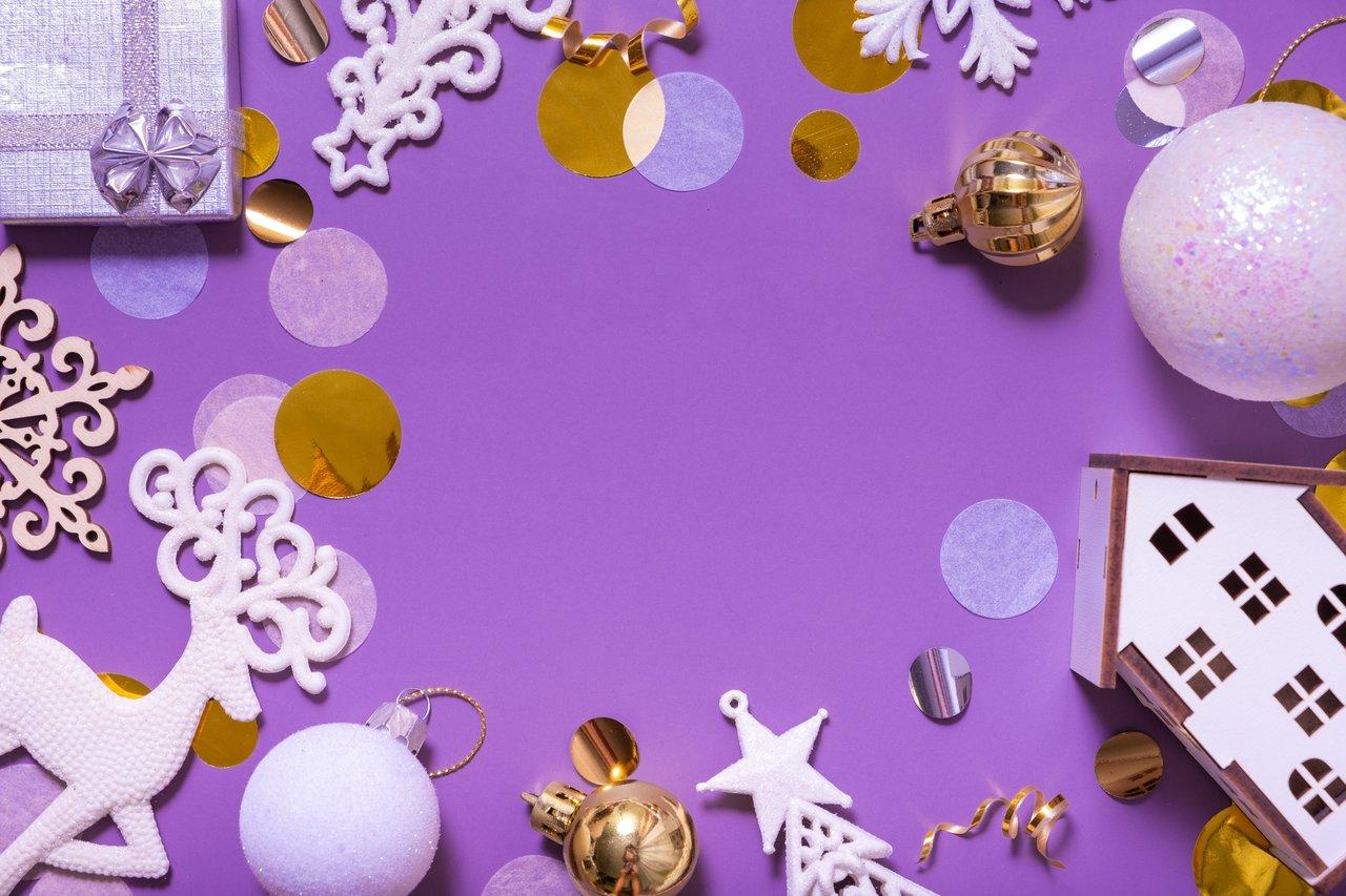 Exemple de feed Instagram festif en grille avec une palette rouge, or et vert pour une ambiance de fête.