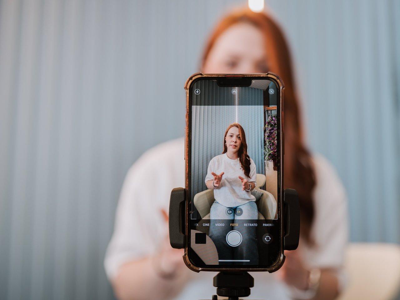 Exemple d’écran TikTok avec statistiques de durée moyenne de visionnage et engagement en temps réel, illustrant l’analyse TikTok video analytics.