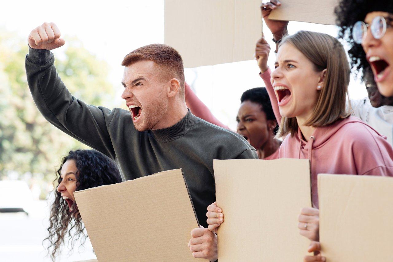 Foule numérique sur écran illustrant les tensions et polémiques sociales en période de fêtes.