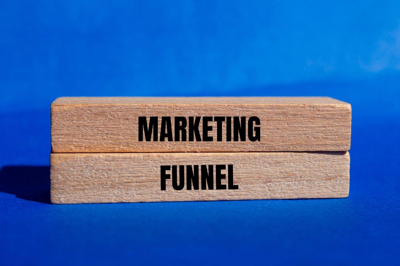 Graphique illustrant le funnel d'affiliation Amazon sur YouTube avec taux de clics, conversions et commissions.