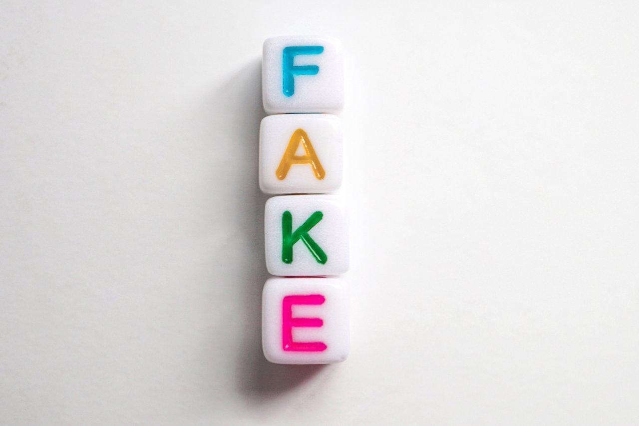 Illustration d’un réseau de désinformation sur les réseaux sociaux, avec le mot 