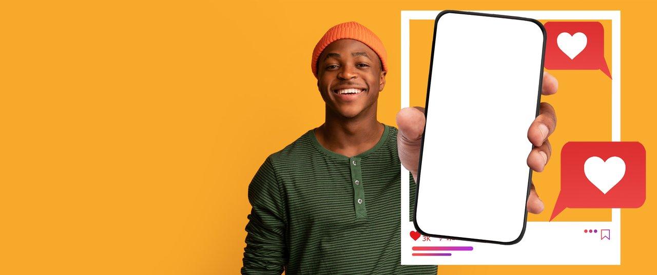 Influenceur souriant montrant l'interface Instagram 2025 avec nouvelles fonctionnalités et messagerie enrichie.