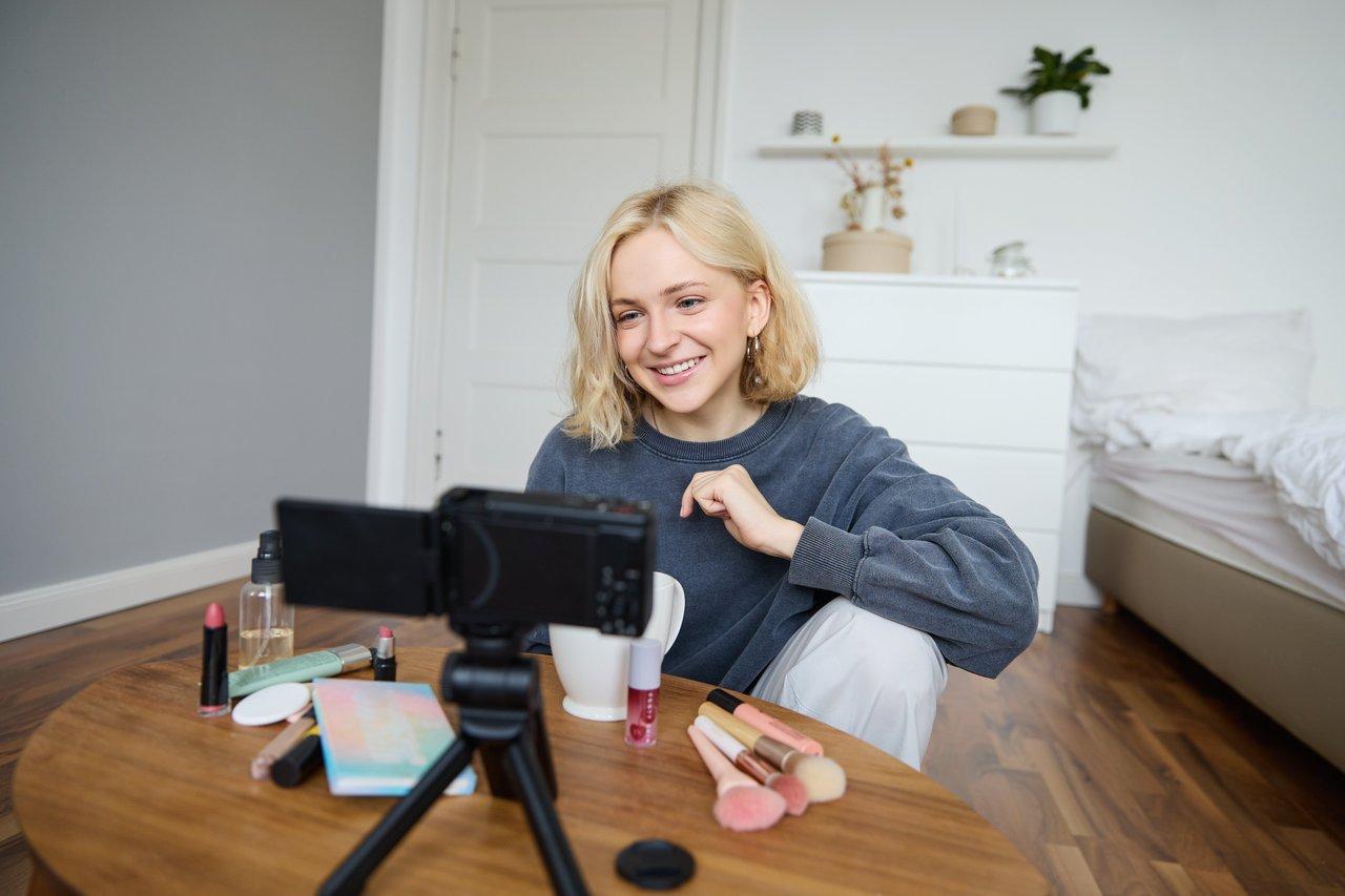 Influenceuse beauté avant/après avec filtre subtil, illustrant la pouvoir de la transformation numérique sur Instagram.