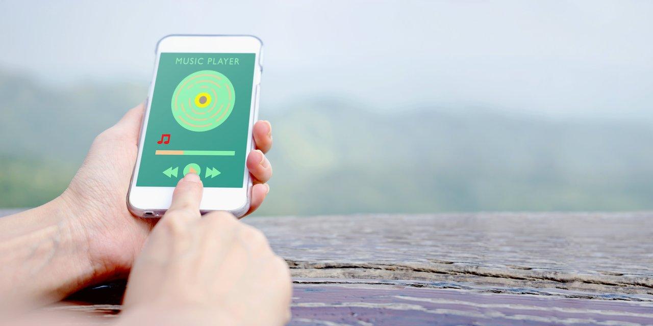 Interface de YouTube Music avec une playlist générée par l’IA, illustrant l’intégration de l’AI dans le music streaming.