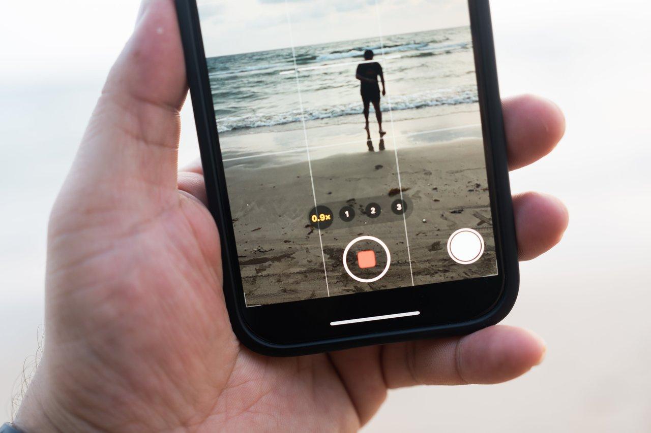 Interface Instagram affichant simultanément un Reel captivant et une Story interactive, illustrant leur complémentarité.