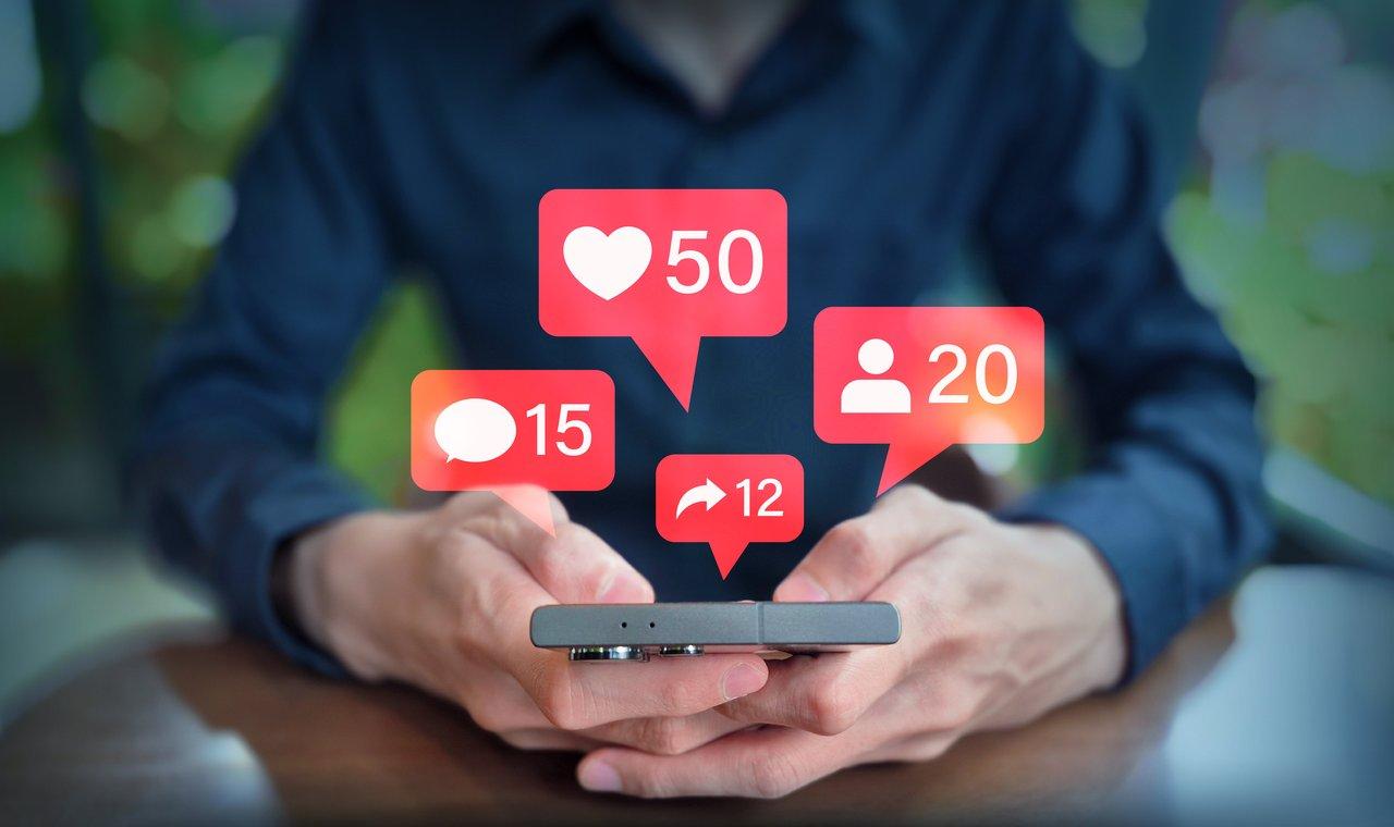 Interface utilisateur de Bluesky et Mastodon illustrant un social media interface avec interactions modérées et communauté engagée.