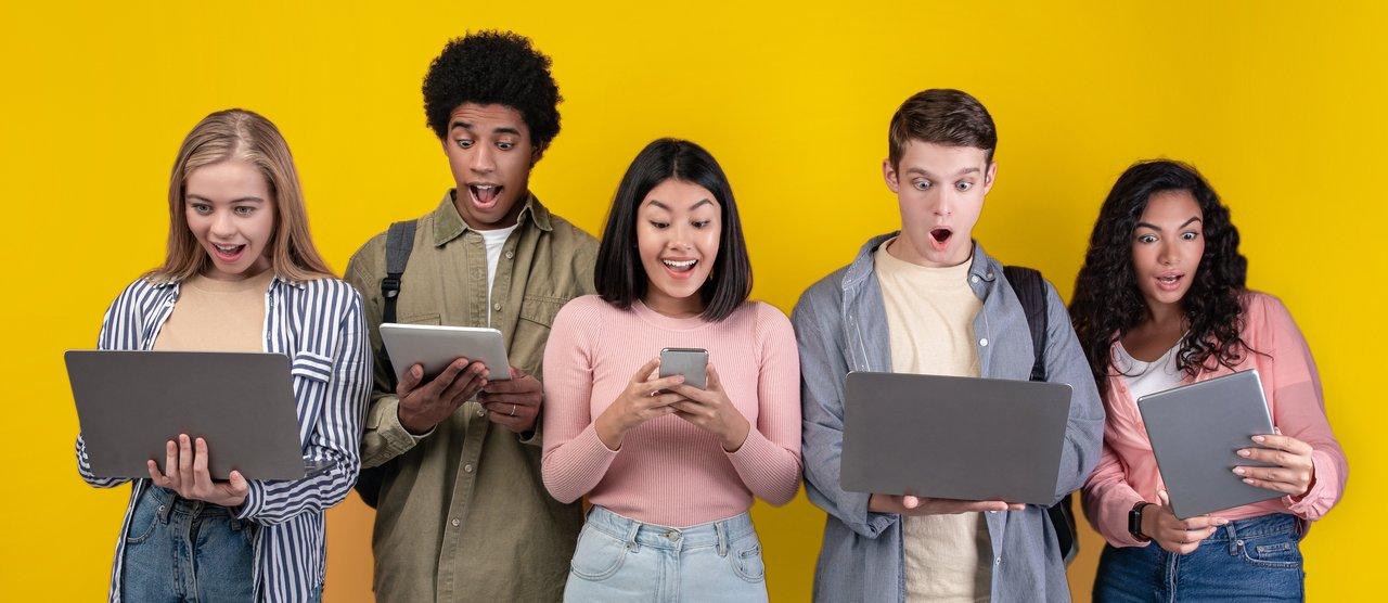 Jeunes adultes réagissant sur smartphone face aux scandales d’influenceurs sur les réseaux sociaux, illustrant leur réaction face à l’actualité.