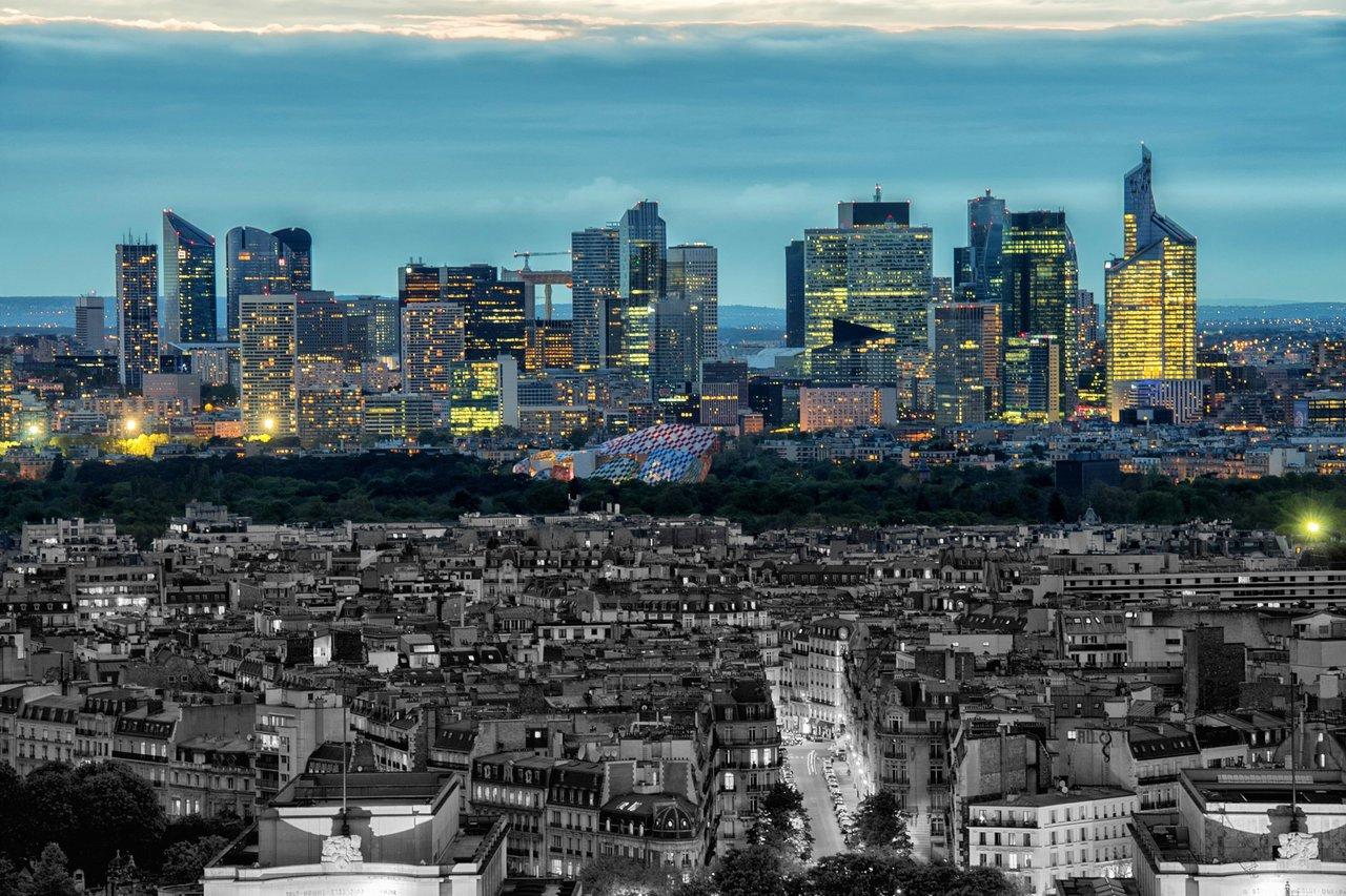 La skyline de Paris illuminée en novembre symbolise les tensions digitales lors des dramas sociaux de fin d'année.