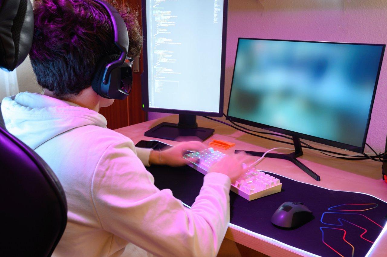 Organisation efficace d'un serveur Discord avec salons thématiques et rôles personnalisés pour favoriser l'engagement.