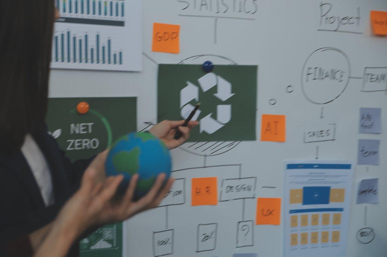 Pierre Rouvière anime un environmental workshop presentation pour sensibiliser au greenwashing et promouvoir la consommation responsable.