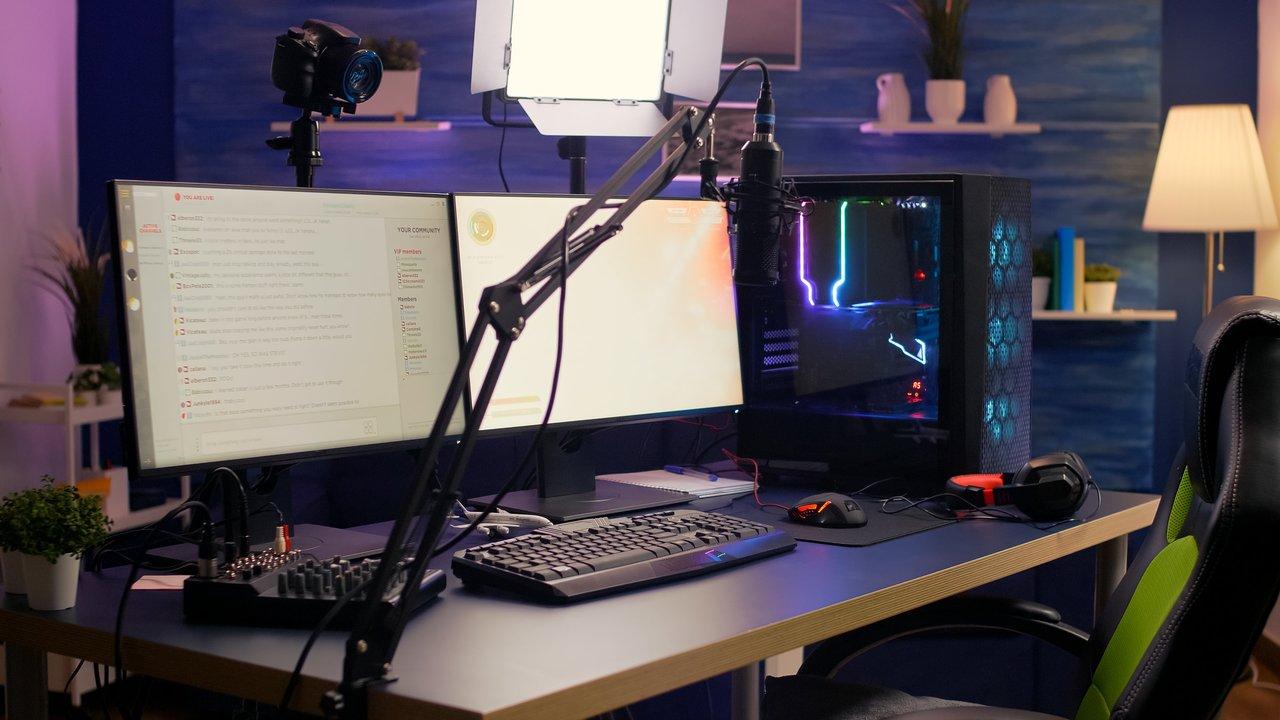 Plateau de streaming multi-caméras lors d’un événement Twitch, avec des streamers en interaction et décors soignés.