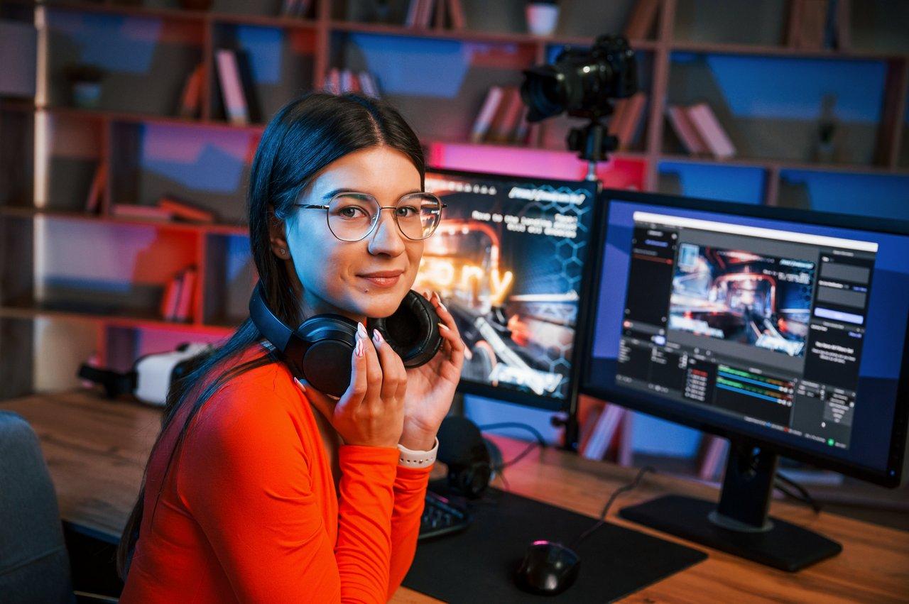 Portrait dynamique de Trinity, female streamer live avec sa communauté active lors d’un stream en intérieur.