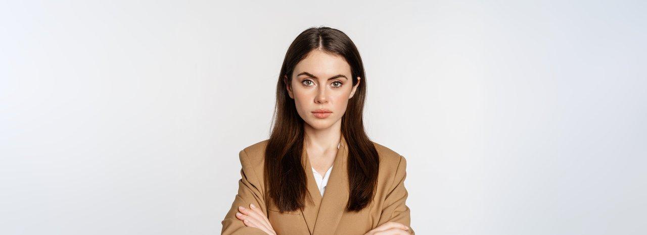 Portraits des influenceurs politiques majeurs sur Instagram en 2025, illustrant leur rôle dans les scandales marquants.