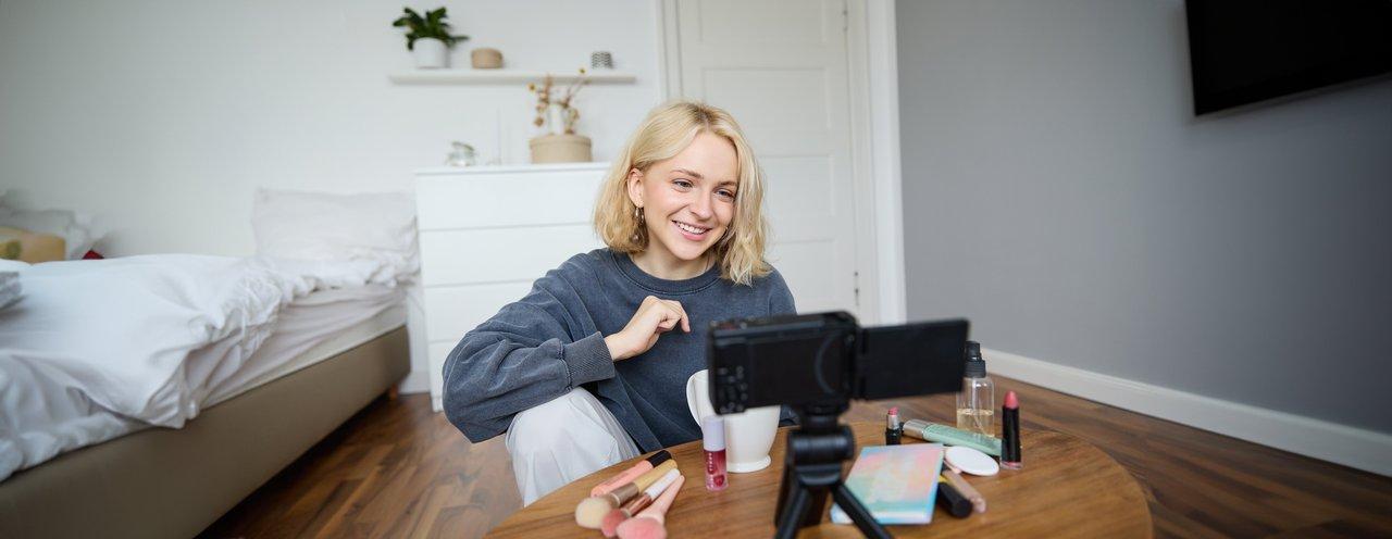 Portraits des influenceurs TikTok français à suivre en 2025, mettant en lumière leurs styles et talents uniques.
