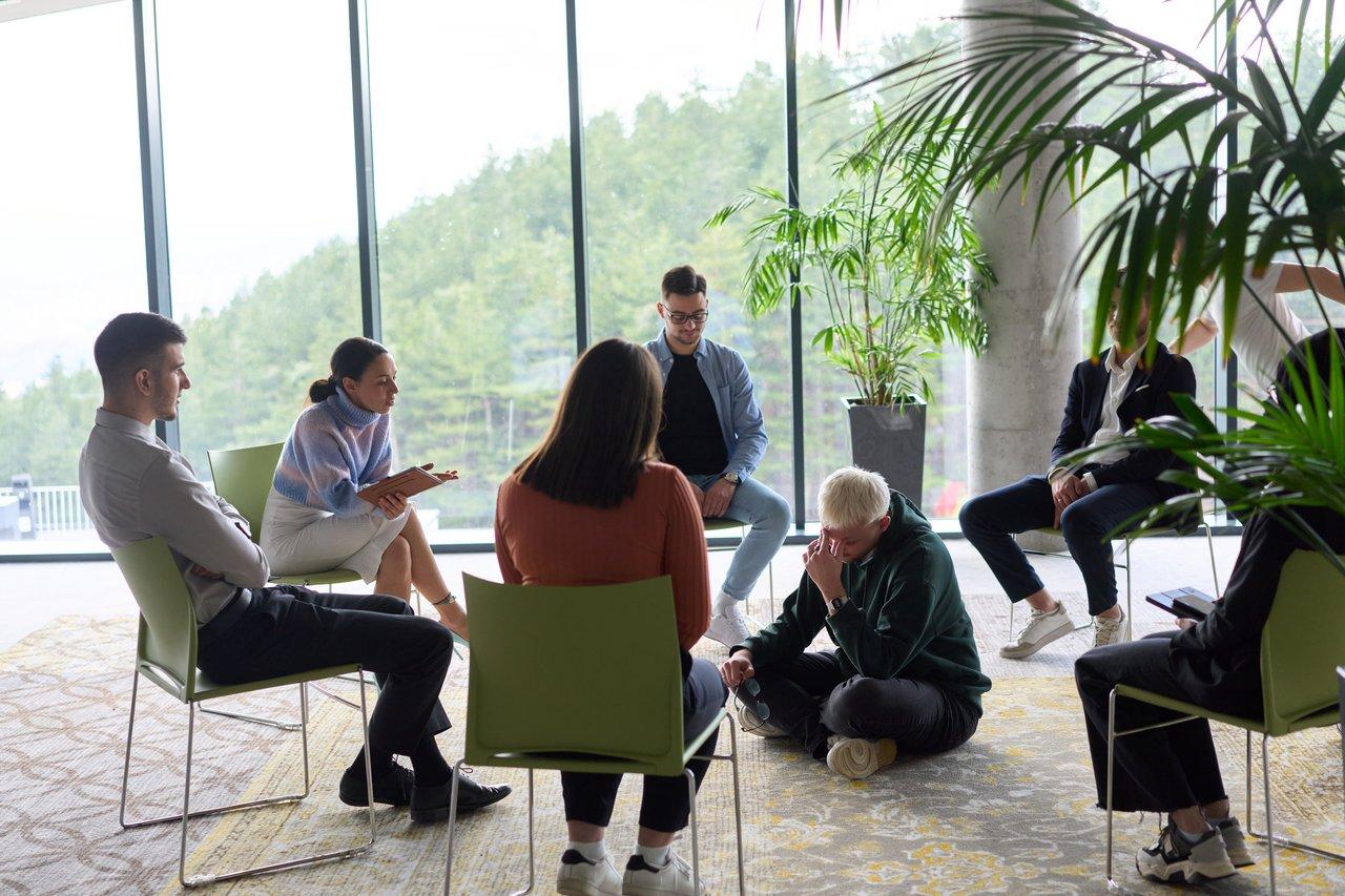 Rencontre entre un influenceur et une marque lors d’un meeting d'influenceurs pour explorer des collaborations sponsorisées.