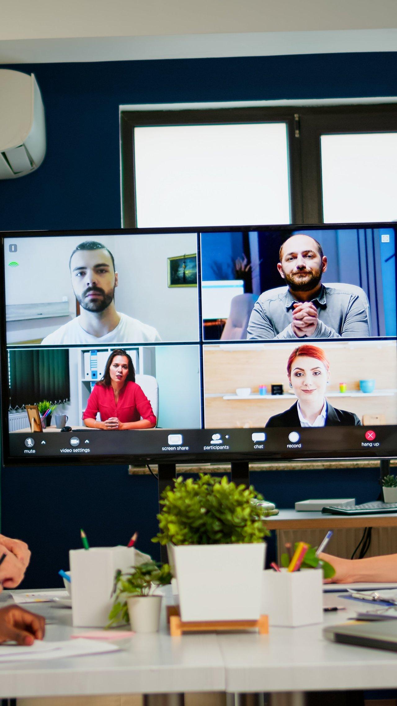 Réunion d'équipe hybride en visioconférence, illustrant la collaboration numérique et l’utilisation d’outils modernes.