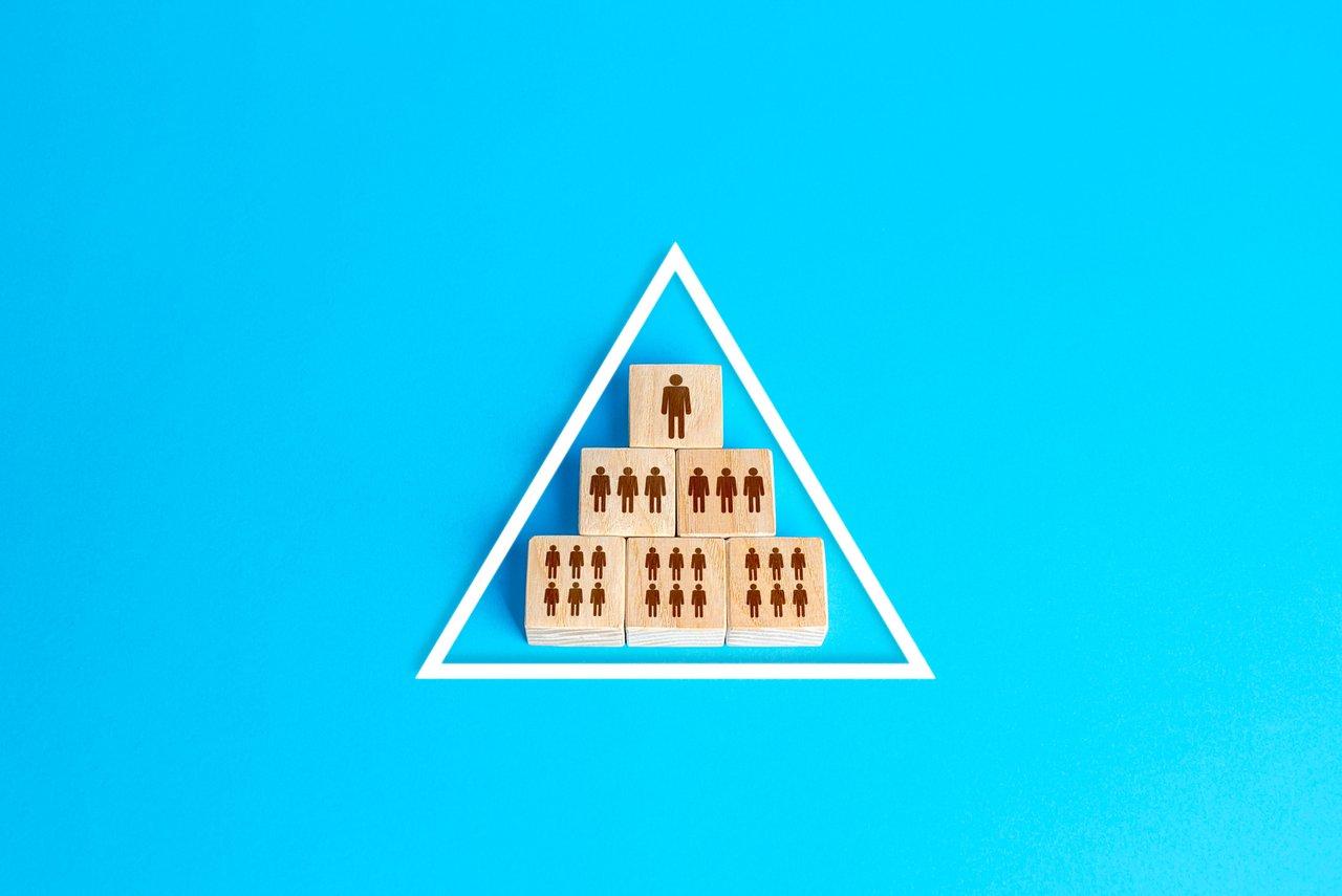 Schéma illustrant la pyramide des hashtags, essentielle pour optimiser la visibilité selon le secteur en 2026.