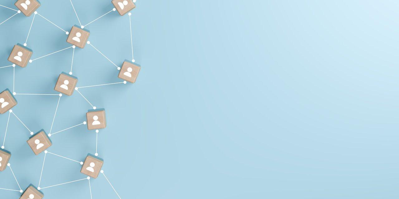 Schéma illustrant l’impact du social media algorithm sur l’amplification émotionnelle des contenus en réseau.