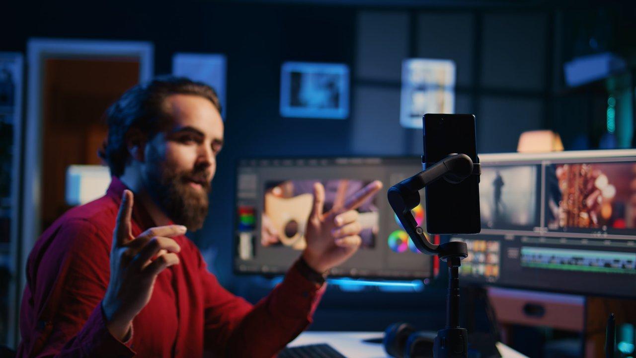 Smartphone en montage vidéo pour créer des effets visuels et analyser les rumeurs virales sur Instagram.