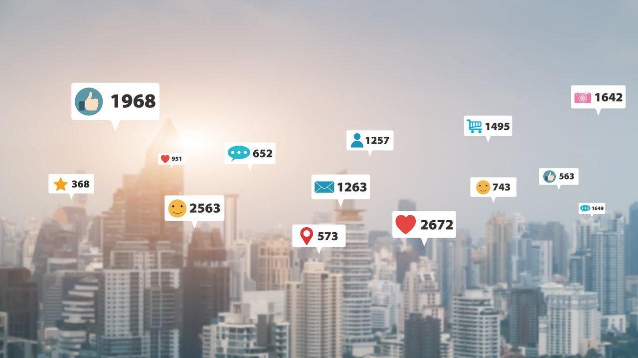 Tableau comparatif des plateformes sociales majeures en 2025, illustrant les stratégies alimentant les clashes sociaux.