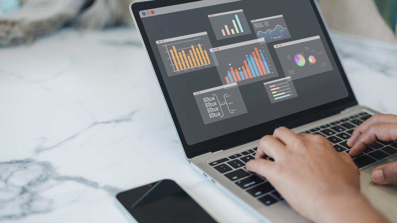 Tableau de bord social media analytics pour optimiser la gestion de crise et la communication sur Instagram et TikTok.