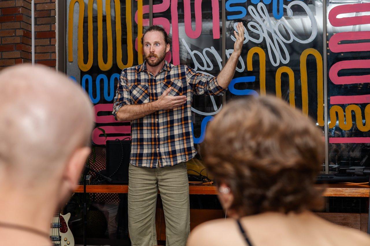 Un activiste climatique parlant lors d'une conférence engagée sur l'écologie et la durabilité.