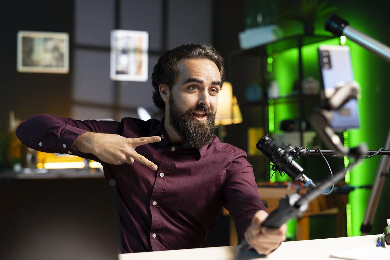 Un créateur YouTube équilibrant marketing et authenticité lors d'une vidéo en studio.