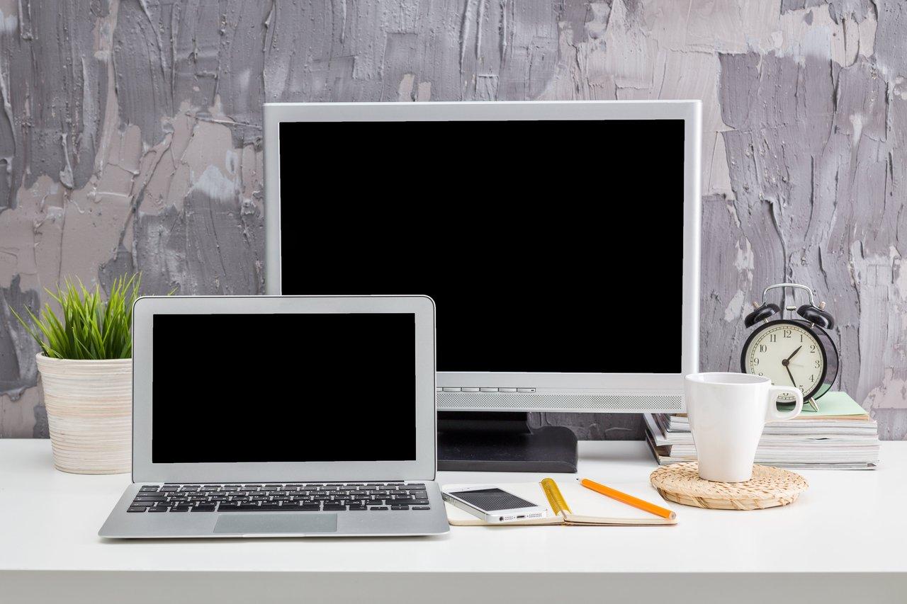 Un espace de travail moderne avec un MacBook Pro M5, un iPad Pro et le casque Vision Pro, reflet de l'innovation automnale.