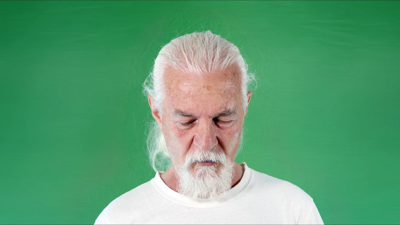 Un homme âgé avec des cheveux blancs, illustrant la gravité des controverses liées à de vieux tweets.