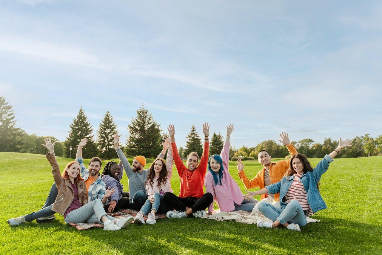 Un rassemblement de fans diversifié lors d’un événement IRL en plein air, illustrant l’engouement communautaire.