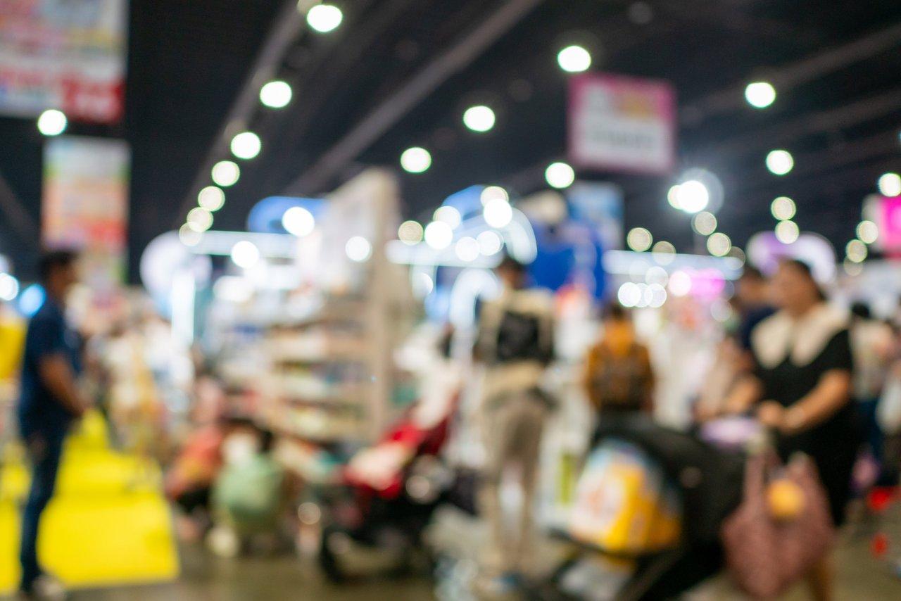 Un stand moderne lors d’un salon professionnel favorise l’interaction grâce à des dispositifs technologiques innovants.