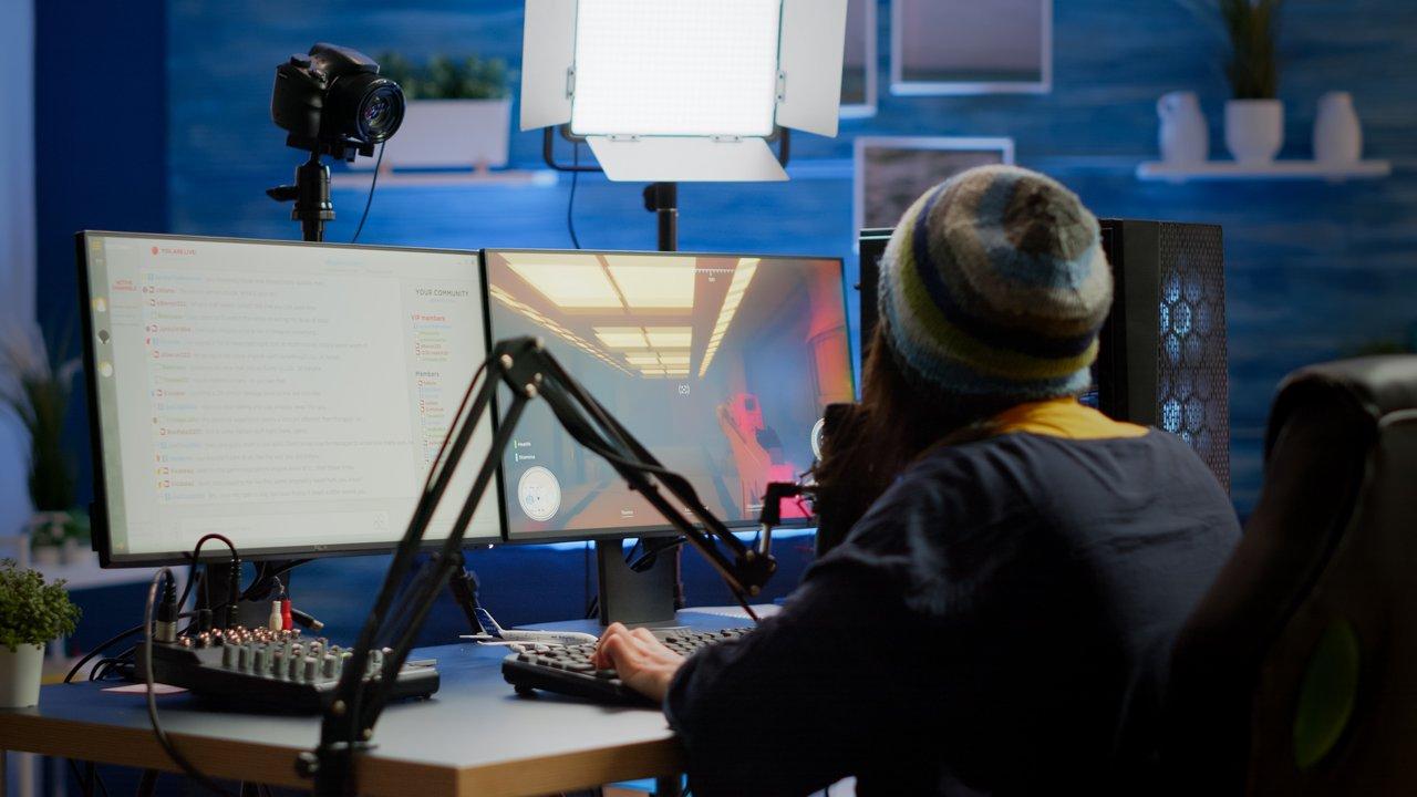 Un streamer en action sur Twitch, illustrant la diversité des collaborations innovantes en 2025.
