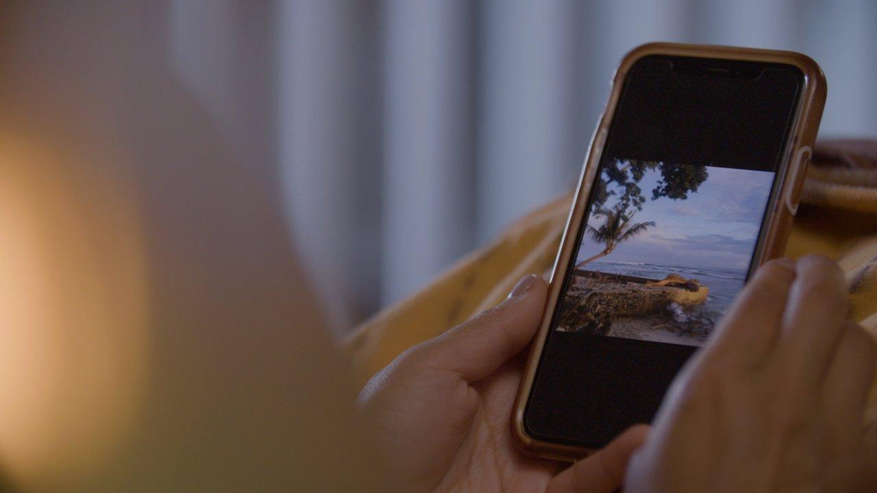 Un téléphone affichant un Instagram carousel reels, illustrant les tendances visuelles automne 2025.