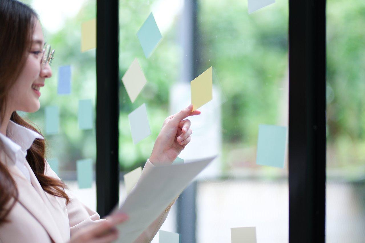 Une businesswoman élaborant des stratégies pour renforcer la transparency marketing tips dans les contenus sponsorisés.