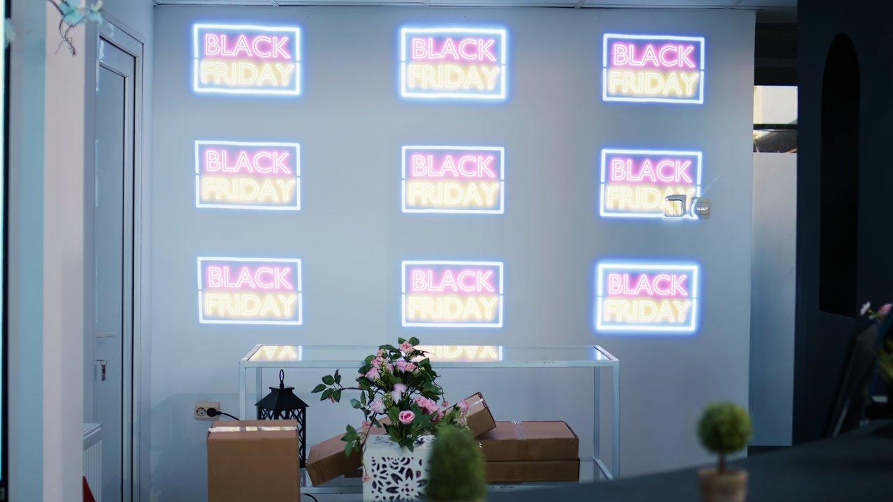 Une campagne Black Friday interactive avec jeu en ligne et accès VIP exclusif dans un magasin de vêtements.