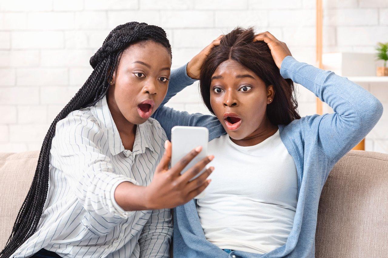 Une confrontation entre influenceurs Instagram illustrée par des notifications et des tags sur leurs stories.