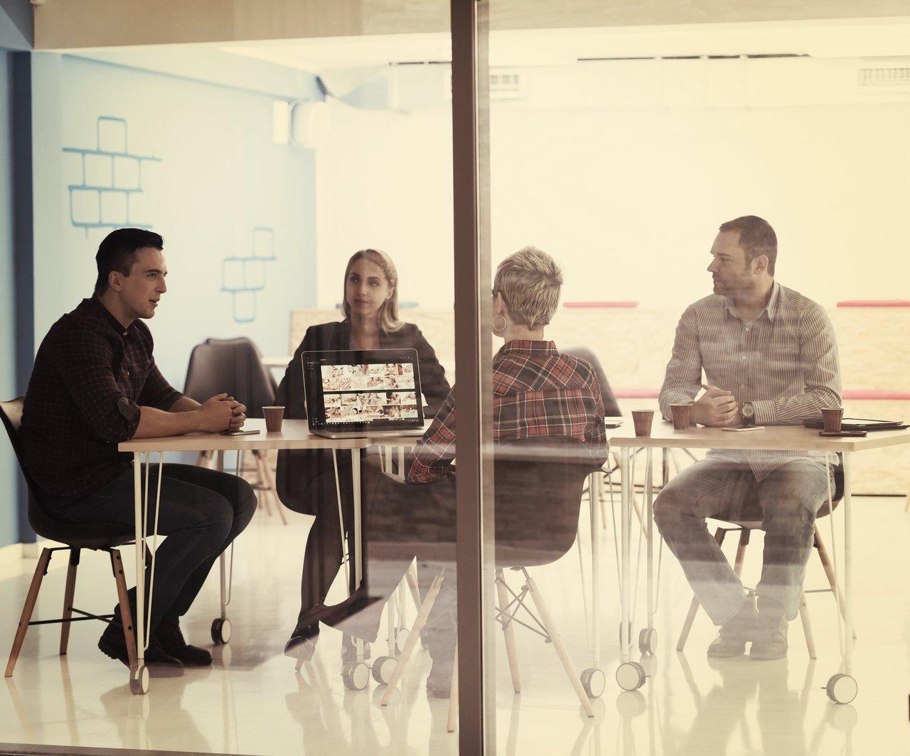 Une équipe de startup en brainstorming collaboratif dans un espace de travail moderne pour transformer des idées en entreprise.