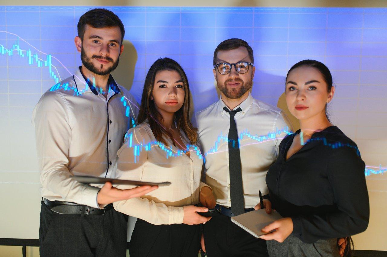 Une équipe en session de débriefing post-salon, analysant des graphs et KPI pour optimiser leur stratégie commerciale.